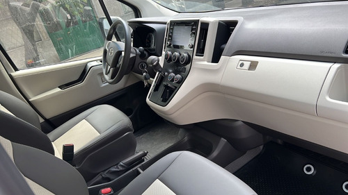 Imagen 10 de 16 de Toyota Hiace 2.8 Tdi Commuter 6at 14a / 2023