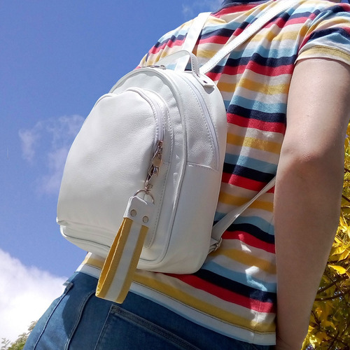 Imagen 4 de 4 de Mochila Cuerina Bolsillo Cierre Colgante Tirador Diseño Moda