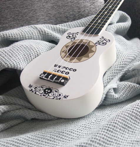 Ukelele Soprano Jake Diseño Coco Guitarra + Funda + Púa