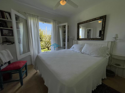 Venta De Casa Amplia De Construcción Sólida Sobre Primera Fila De Mar En La Juanita, José Ignacio