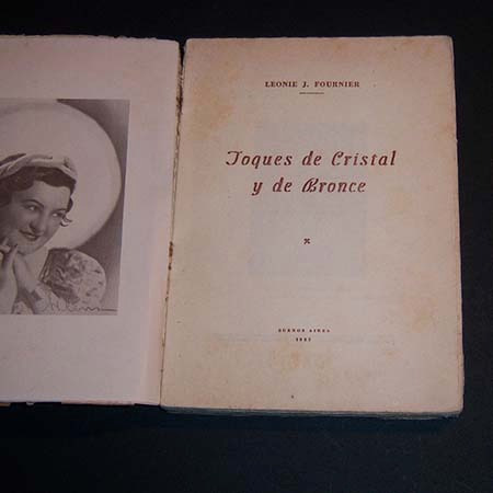 Toques De Cristal Y De Bronce . Leonie J Fournier . 1937