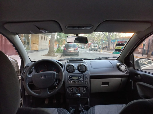 Imagen 7 de 10 de Ford Fiesta 1.6 Ambiente Mp3