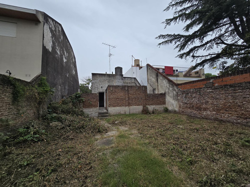 Venta Gran Lote De 10 X 37,45 Con Casa A Reciclar Y Galpón