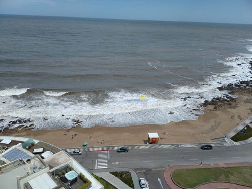 Apartamento En Zona De Peninsula Con Hermosa Vista A Playa Brava - Ref: 11575