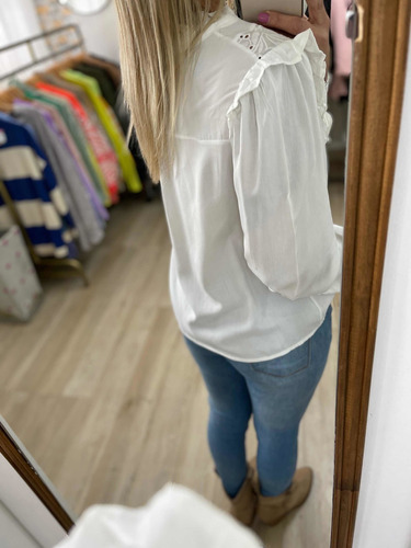 Imagen 3 de 4 de Blusa Remera Con Broderie Mujer The Big Shop