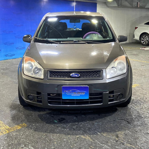 Imagen 2 de 12 de Ford Fiesta Max Sinc Año 2010