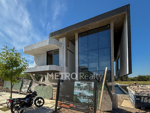 Casa En Venta Con 4 Suites, Amarra Y Salida Al Río En El Yacht, Nordelta