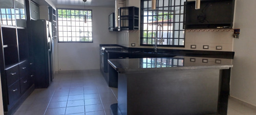 Imagen 2 de 12 de Linda, Cómoda Y Amplia Casa Ideal Para Vivir O Vacacional En Juangriego #2916