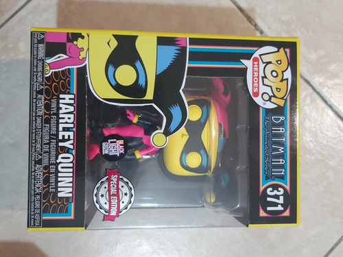Imagen 2 de 4 de Harley Quinn Animated Series Funko Pop Black Light Glow