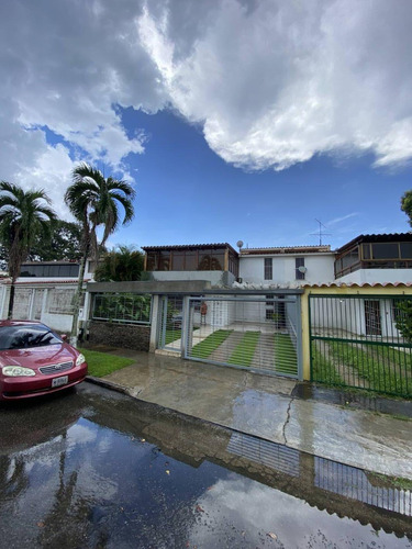 Annic Coronado Remax Vende  Hermosa Casa Quinta En Las Clavellinas Trigal Norte Conj. Cerrado Ref. 234883