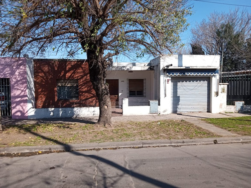 Casa Con Local En Venta A 2 Cuadras De Av. Gaspar Campos...