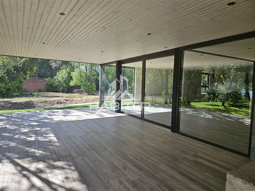 Casa En Venta De 5 Dorm. En Colbún