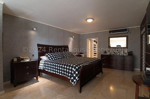 Espectacular Casa Completamente Remodelada En Venta Ubicada En La Lagunita Country Club 25-17423