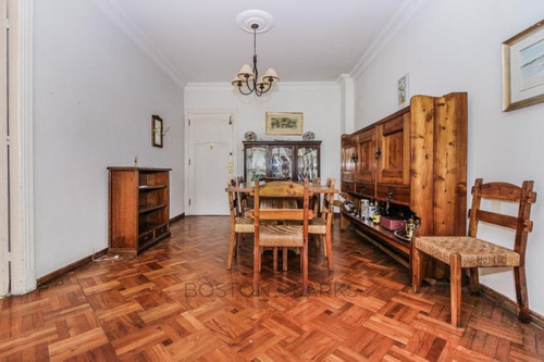Apartamento En Venta En Pocitos: 3 Dormitorios, 1 Baño