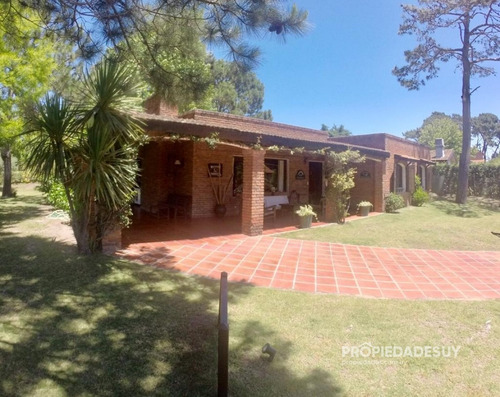 Muy Lindo Chalet De Tres Dormitorios-ref:873