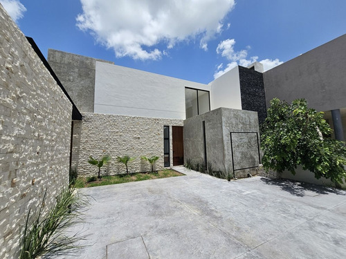 Casa En Venta En Privada Residencial Alura, Cholul.