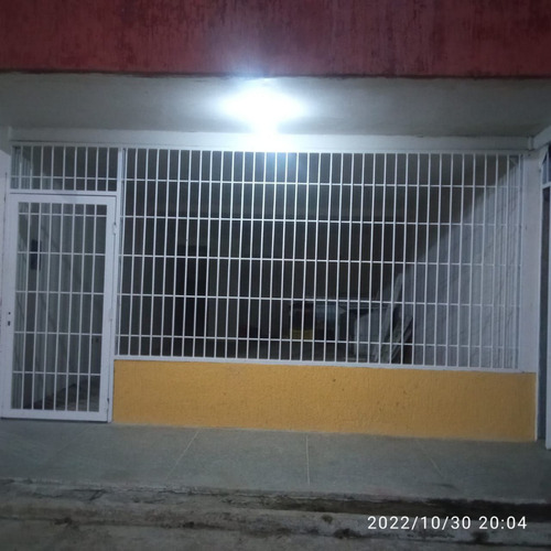 Se Alquila Local En El Centro Comercial Maria Teresa