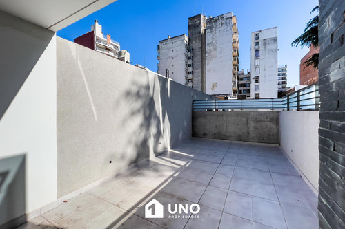 1º De Mayo Y 9 De Julio - Amplio Dpto De 1 Dormitorio. Cochera Disponible.