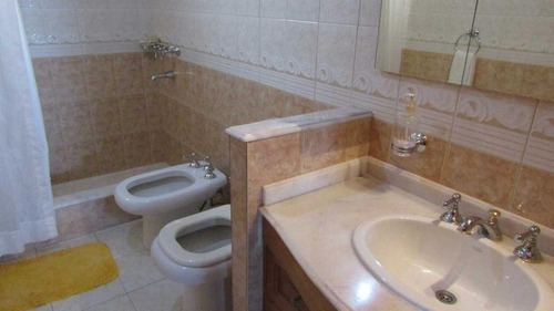 Imagen 14 de 23 de Venta En Quilmes- Chalet 4 Ambientes Con Doble Cochera Y Amplio Quincho