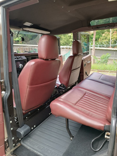 Land Rover Defender 2004.