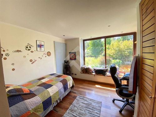 Casa En Venta De 5 Dorm + Estar Y Subt. En Las Brisas Co