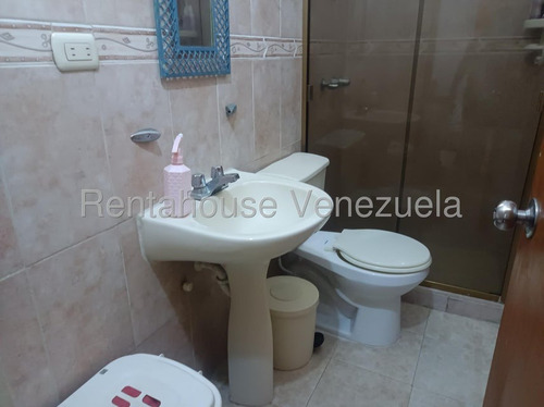 Julio Latouche 25-10392 Townhouse En Venta La Entrada Naguanagua, Cómodo Y Acogedor, Clima De Montaña, En Plena Avenida.