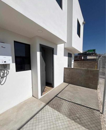 Casas En Venta En Privada Tijuana Área La Presa, $2070,000