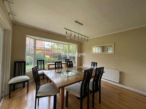 Casa En Venta De 5 Dorm. 4 Baños Más Servicio E Lo Barnechea