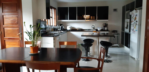 Casa En Venta De 4 Dormitorios En Barrio San Salvador. Excelente Construcción.