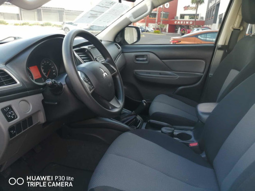 Imagen 10 de 12 de Mitsubishi L200 2018 2.4 Cabina Doble 4x2 Mt