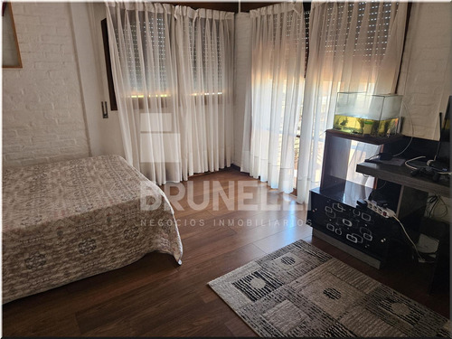 Excelente Y Solida Casa En 2 Plantas, Amplio Living Con Estufa A Leña, Comedor, Cocina, 3 Dormitorios, Oficina O Consultorio, Altillo, Garaje, Hermoso Fondo Con Piscina Y Barbacoa.