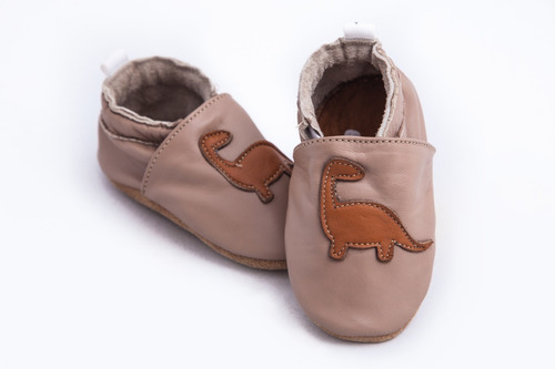 Imagen 5 de 8 de Suabs, Dinosaurio Café. Pantuflas De Piel Para Niño