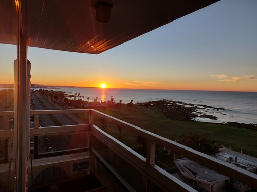 Imagen 4 de 22 de Apartamento De Diseño Remodelado Piso Alto Sobre Rambla Bajo De Precio! El Mejor Punto De Montevideo Y La Mejor Vista