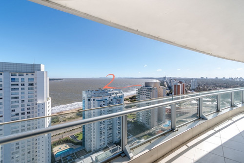 Venta De Apartamento Piso Alto A Pasos De Playa Mansa, Tres Dormitorios Más Servicio- Ref: 5332