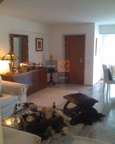 Precioso Apartamento Con Vista Al Puerto De Punta Del Este, Ubicado En La Peninsula.- Ref: 1386