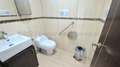 Ag. Vende Local Comercial Acondicionado Como Centro Clinico Quirurgico Pequeno. En Venta En Los Chaguaramos.