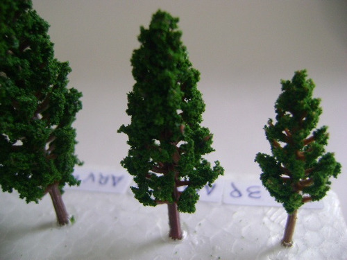 Imagen 4 de 6 de Nico 10 Pinos De 4,8 Cms Alto Plastico Y Esponja H0 (arv 40)
