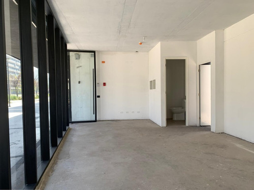 Local Comercial Nuevo: 51/131 M2, Terraza, Patio. Metro.