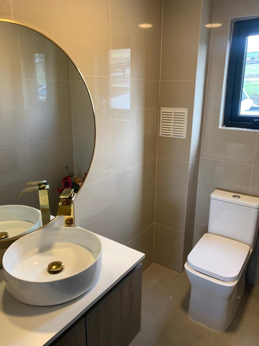 Casa En Venta De 4 Dorm. En Puerto Varas