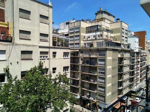 Imagen 3 de 20 de Venta 2 Ambientes A La Calle C/balcón Saliente Zona Centro