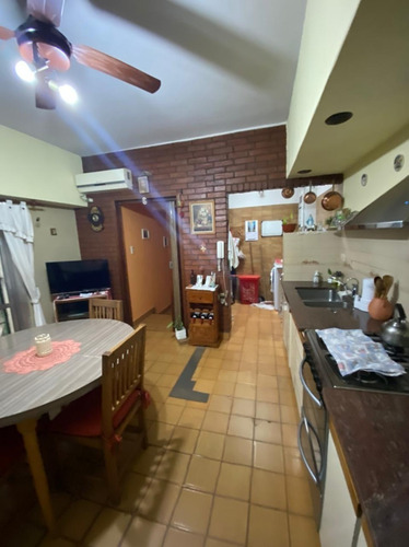 Imagen 10 de 19 de En Venta Casa 5 Amb Con Cochera Y Amplio Fondo Libre Con Pileta En Rdios De Escalada (138)