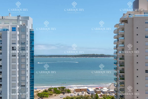Venta De Excelente Apartamento De 3 Dormitorios Con Vista Al Mar, Playa Mansa, Punta Del Este