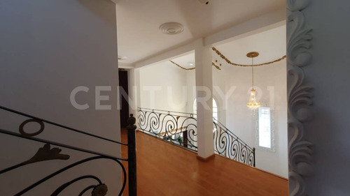 Exclusiva Propiedad Con Vista Panorámica, Ubicada En Fraccionamiento Privado