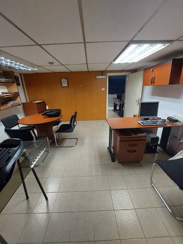 Venta De Galpón. Zona Industrial La Quizanda. Portón De Acceso En El Frente Del Galpón De 4 M. De Altura Con Santamaria. Mr.