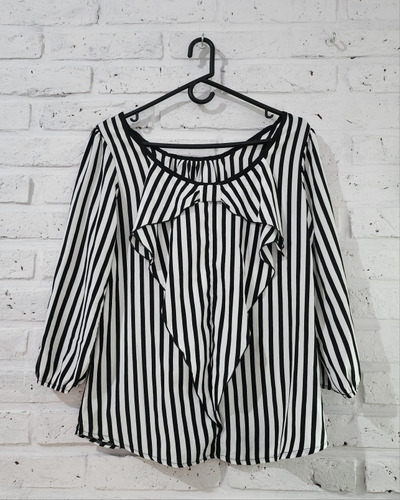 Imagen 2 de 3 de Blusa Rayada Con Detalle En La Espalda