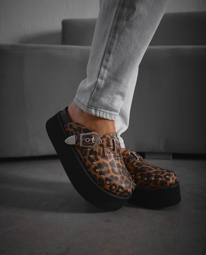 Zapatos Zuecos Birk Animal Print Con Tachas Y Plataforma Eva
