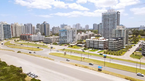 Apartamento En Piso Alto En Venta En Icon Brava Tower, Punta Del Este.