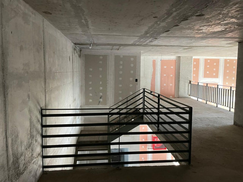 Arriendo Local Comercial De 107,48 M2 + 62,94 M2 De Altillo,