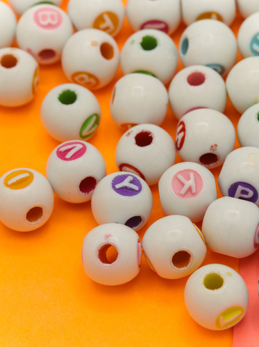 Acrílico Letra Bola 10mm 100gr/100pzs Para Pulseras Abecedar Colores 1 Cm 1 Cm