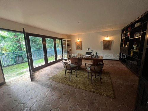 Linda Casa Al Estilo Colonial En Venta En Prados Del Este Yf